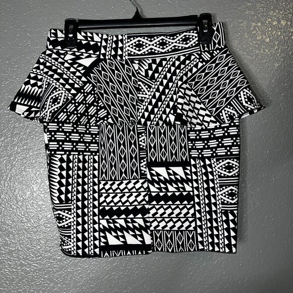 Women’s Large Black White Geometric Tribal Print Bodycon Mini Skirt W28 L17 - Picture 1 of 3